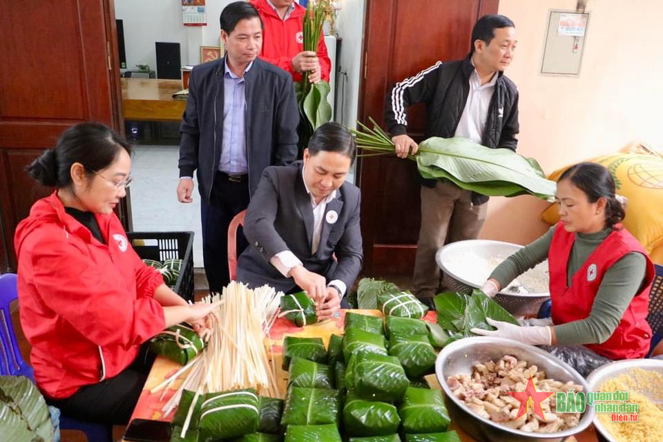 Trao bánh chưng, gửi nghĩa tình